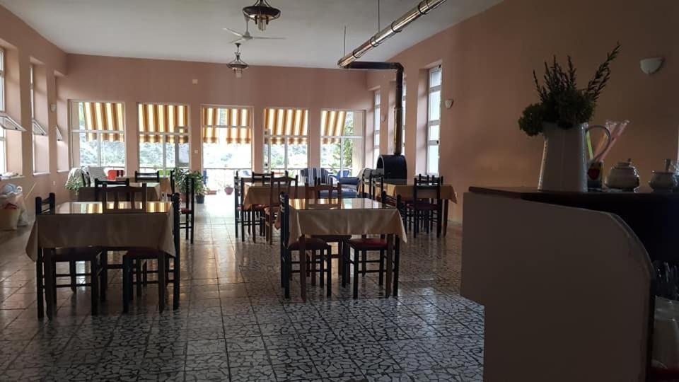 Agroturizem Hotel Vila Franceze Koman ภายนอก รูปภาพ