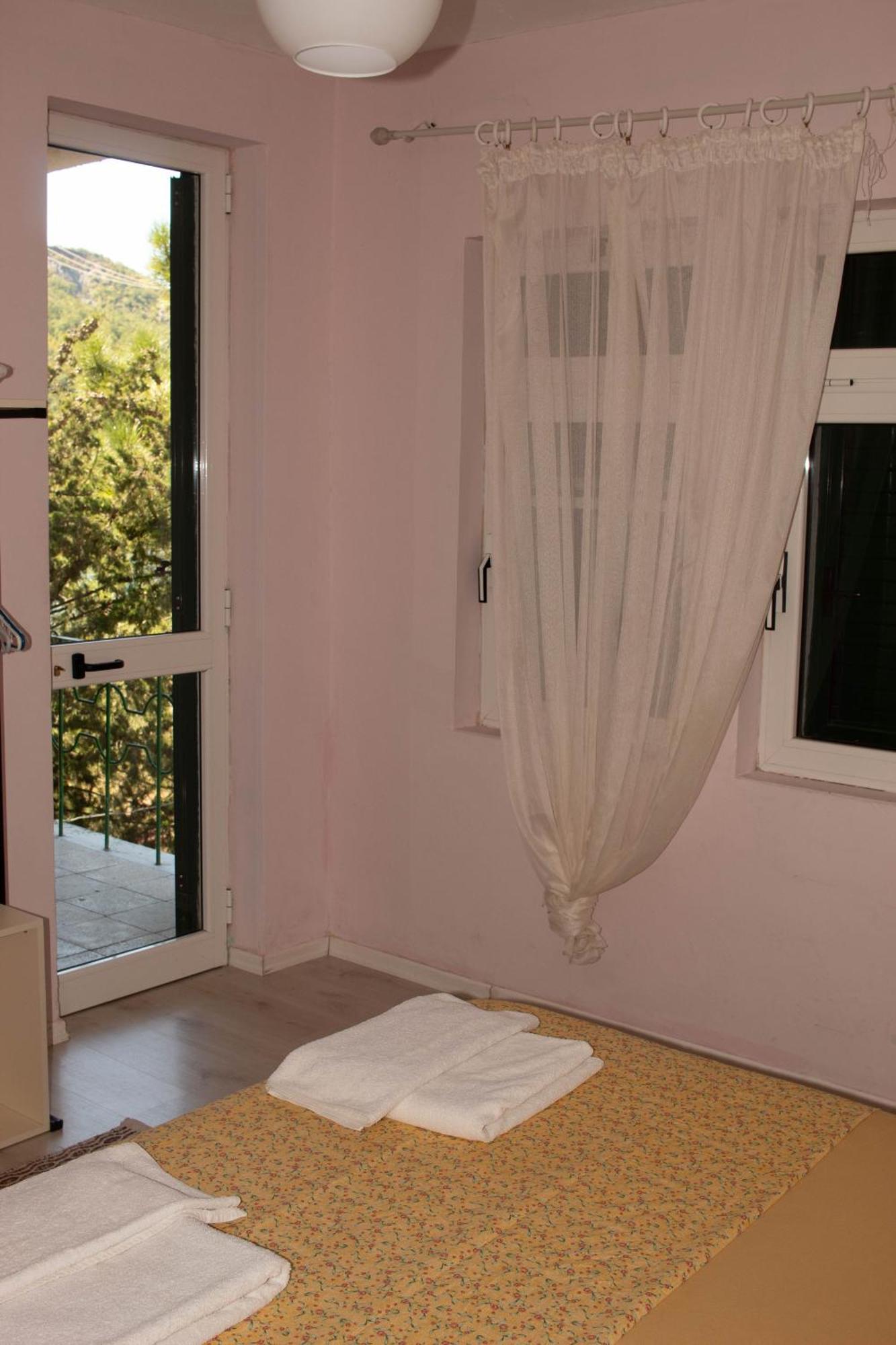 Agroturizem Hotel Vila Franceze Koman ภายนอก รูปภาพ